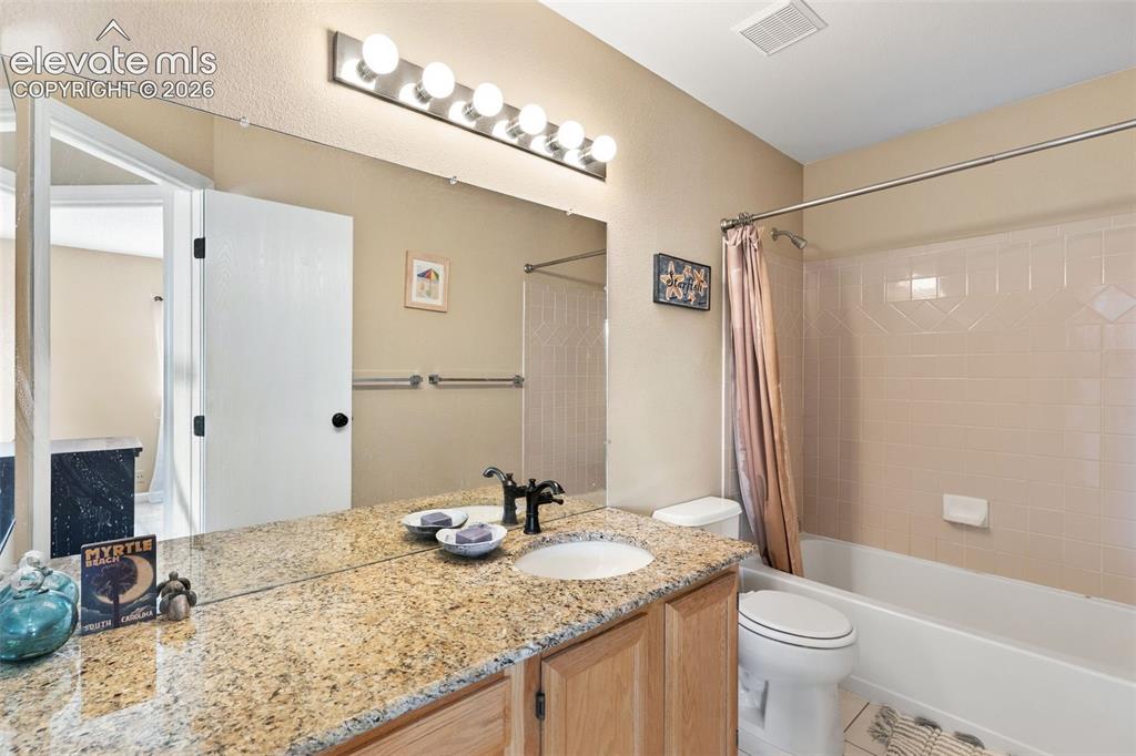 Image 16 of 35: Bathroom