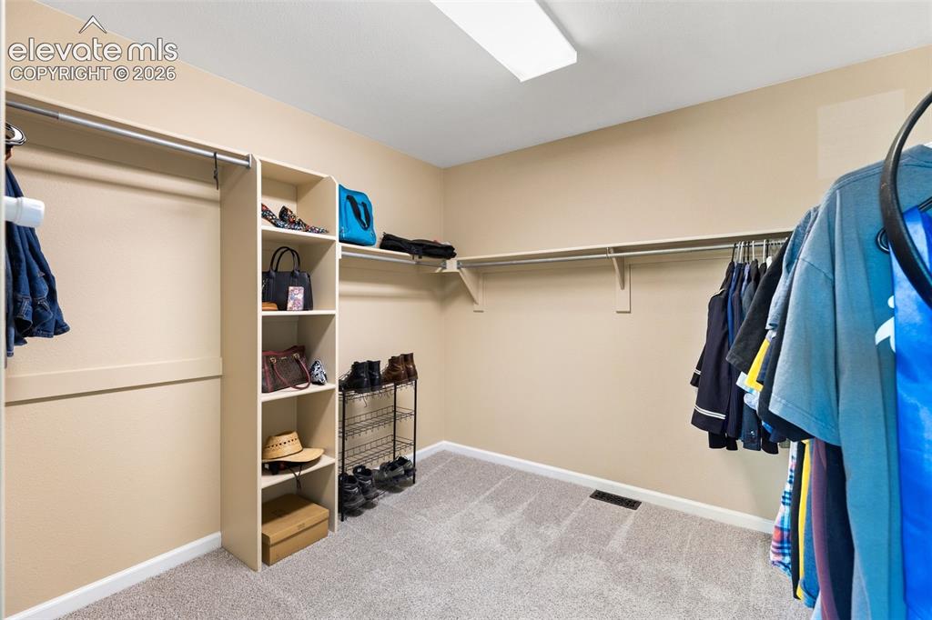 Image 19 of 35: Closet