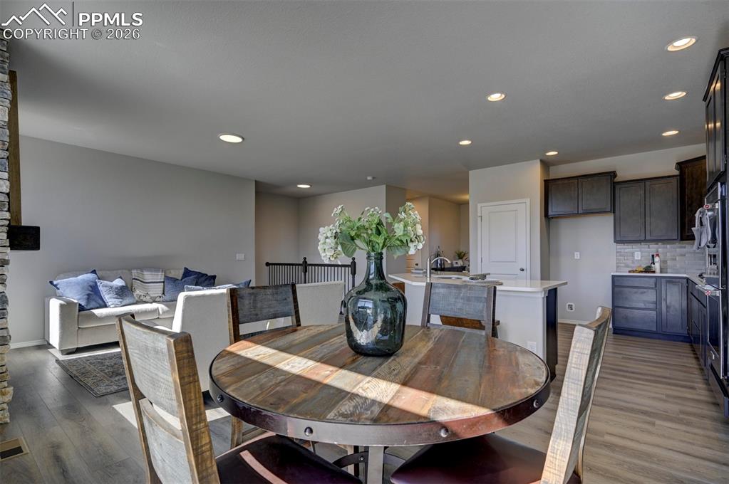 Image 17 of 18: Dining Area