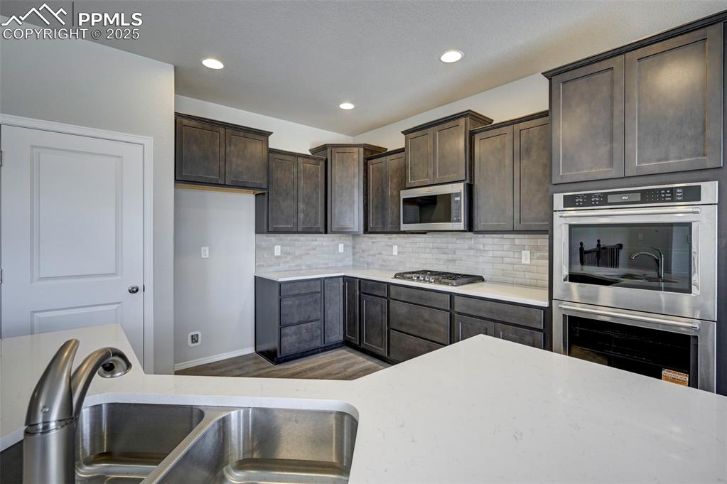 Image 4 of 11: Kitchen