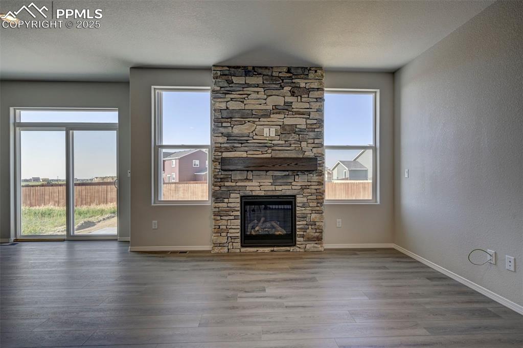 Image 7 of 11: Living Room