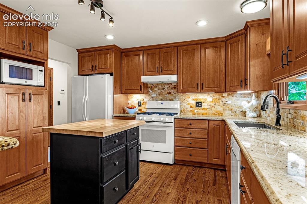 Image 5 of 42: Gorgeous remodeled kitchen with Alder wood cabinets, pull out shelves, soft