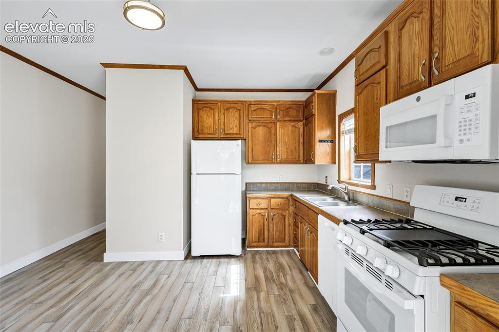 Image 10 of 30: Kitchen