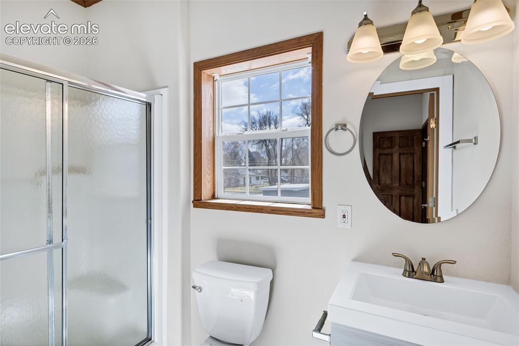 Image 18 of 30: Bathroom