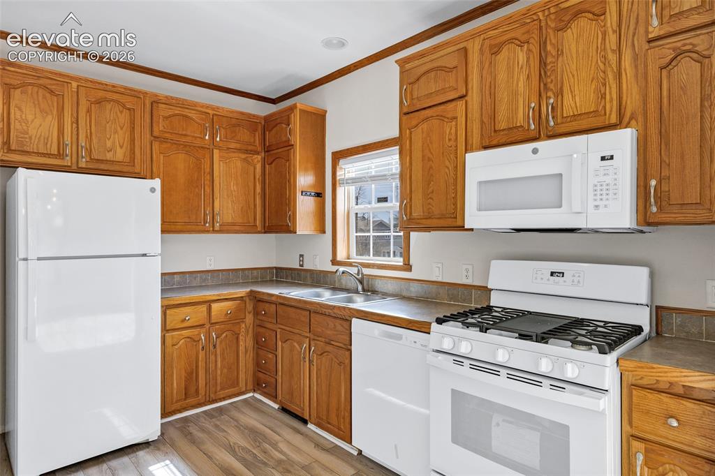 Image 9 of 30: Kitchen