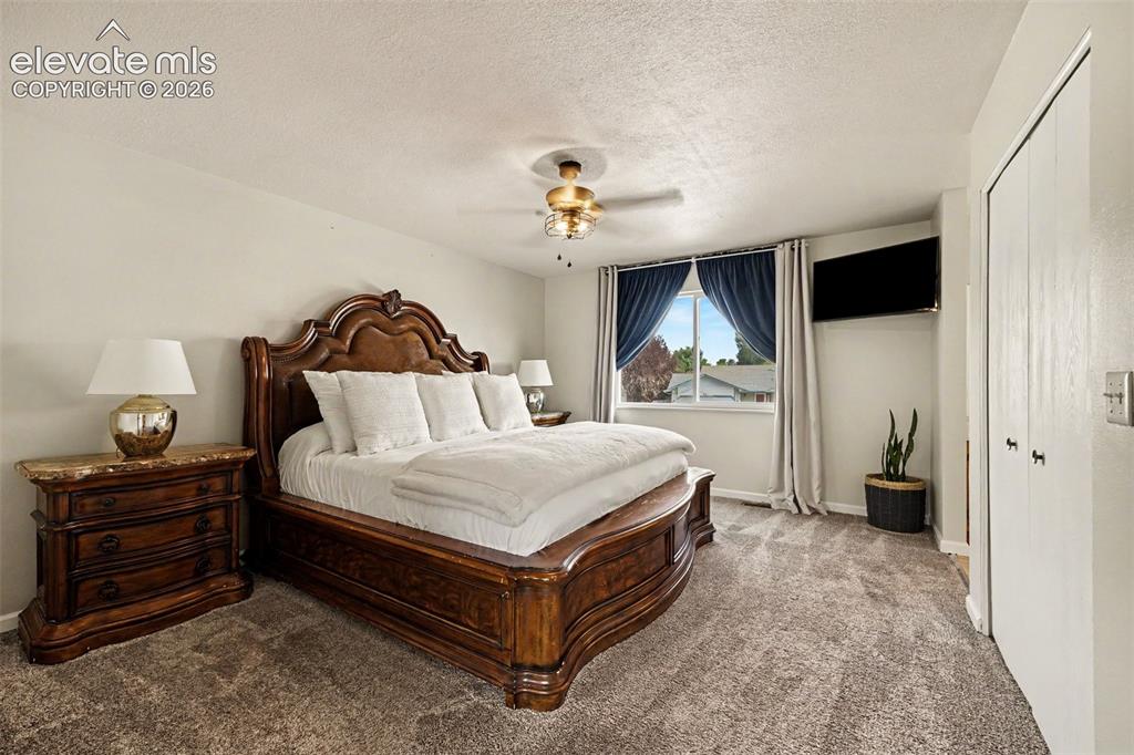 Image 10 of 25: Bedroom