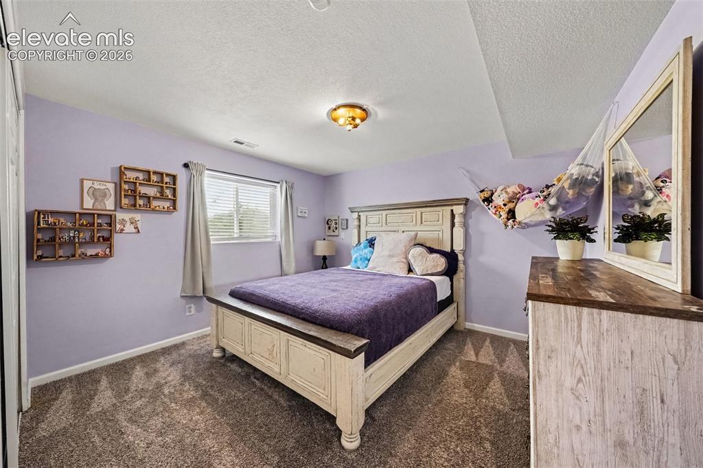 Image 14 of 25: Bedroom