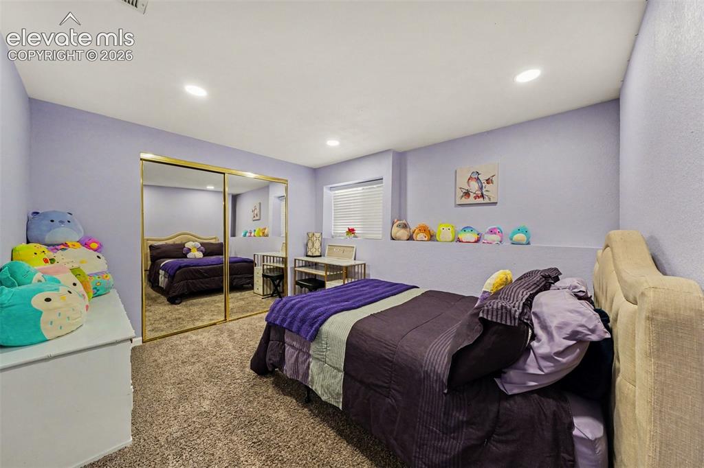 Image 18 of 25: Bedroom
