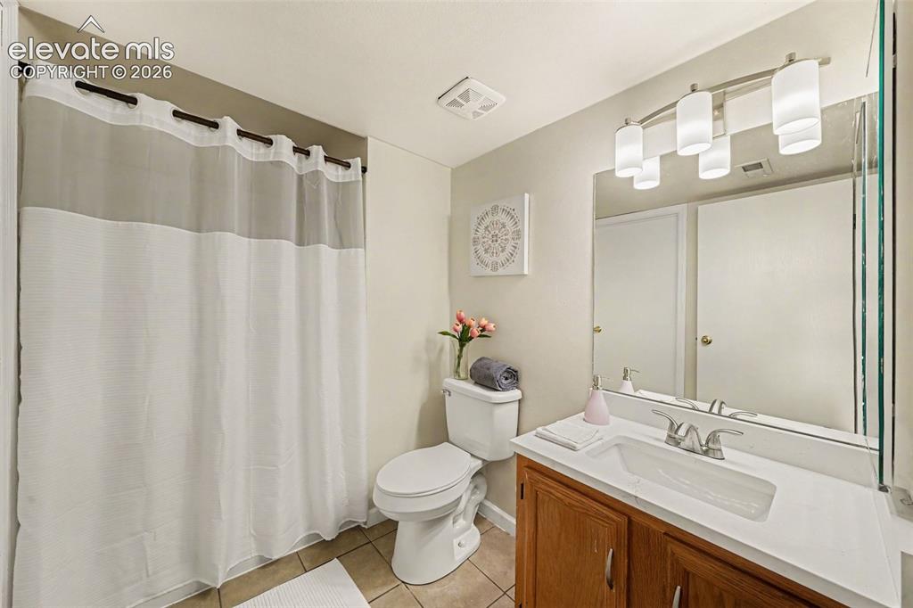 Image 19 of 25: Bathroom