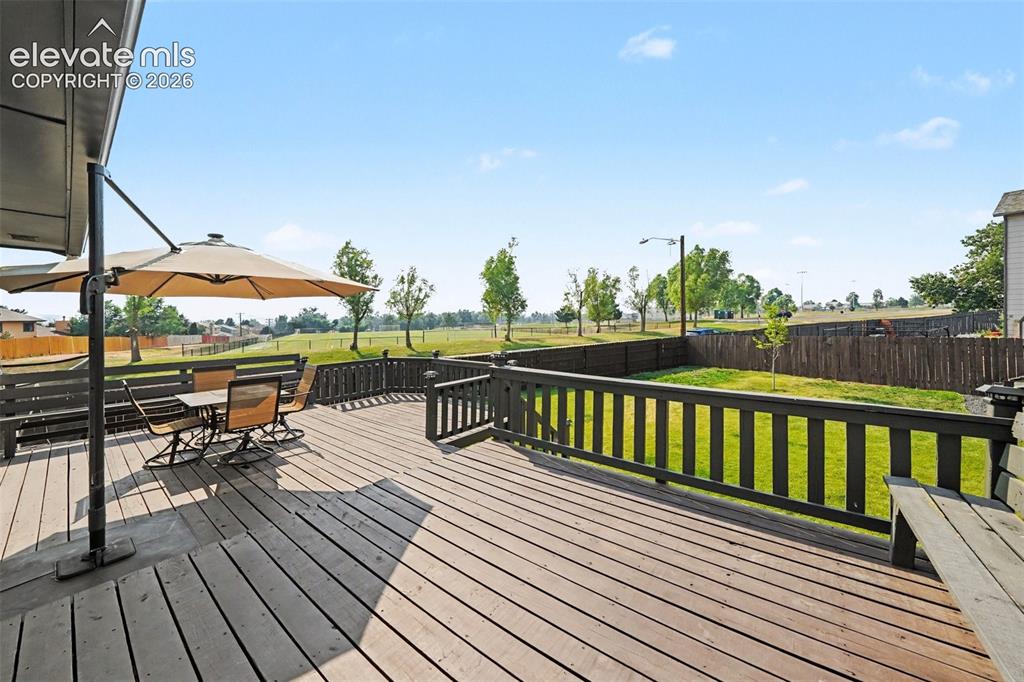 Image 20 of 25: Deck