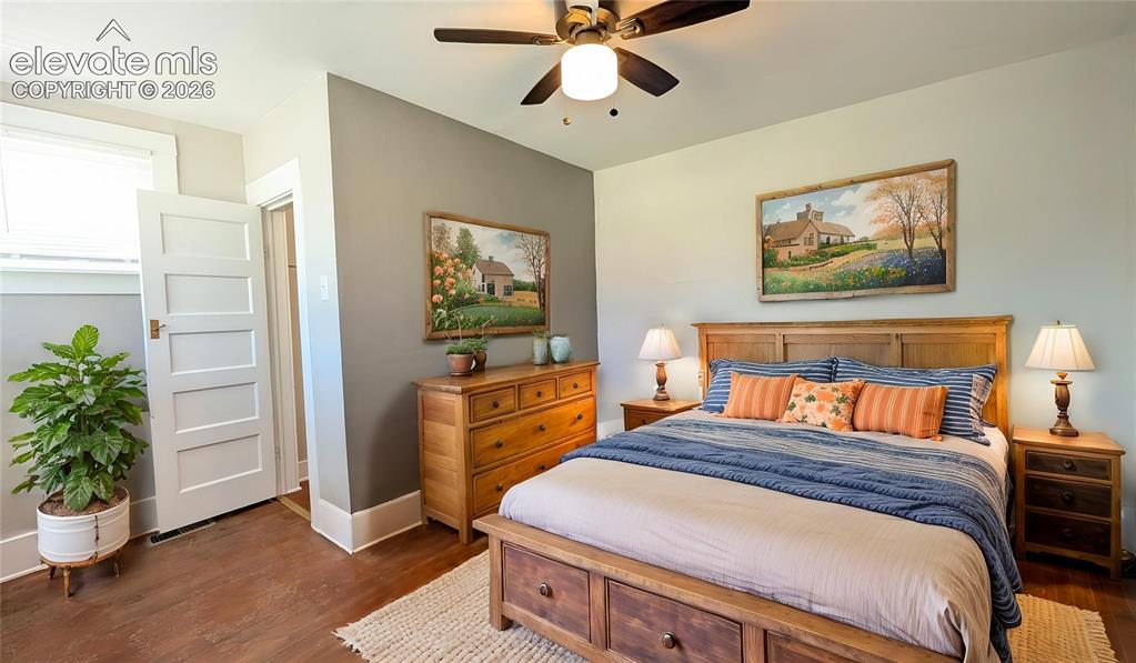 Image 14 of 27: Bedroom
