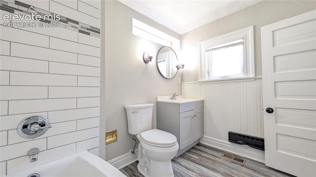 Image 17 of 27: Bathroom