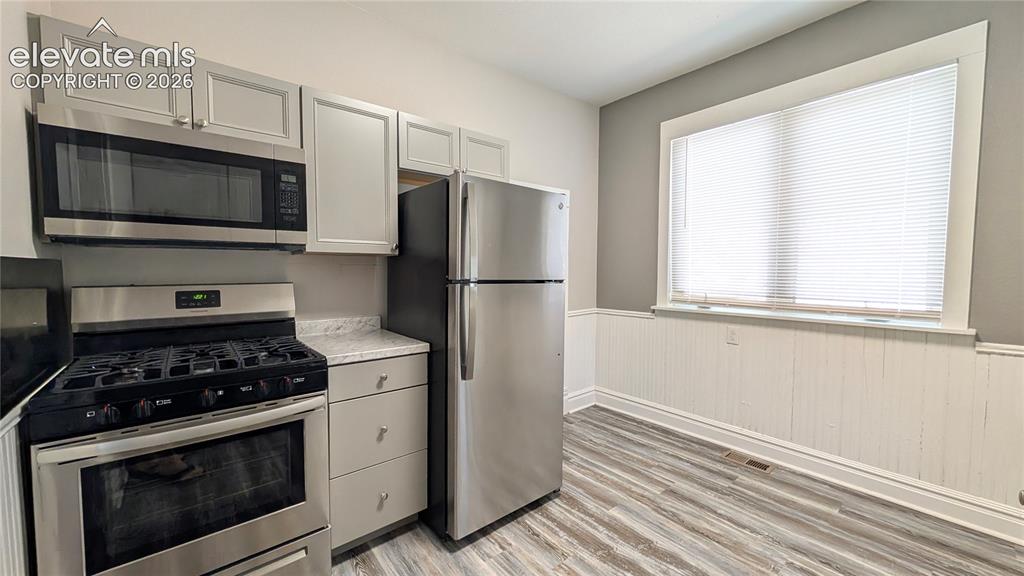 Image 18 of 27: Kitchen