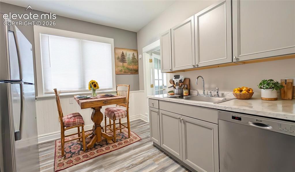 Image 19 of 27: Kitchen