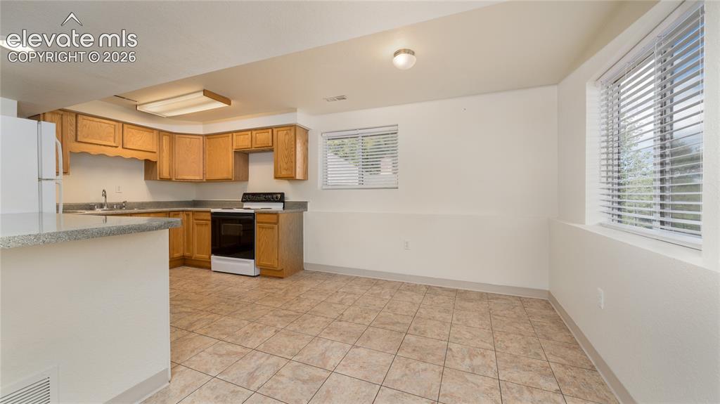 Image 4 of 10: Kitchen