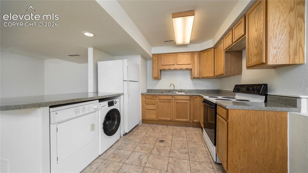 Image 5 of 10: Kitchen