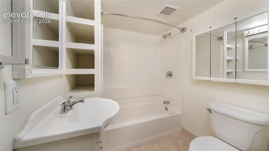 Image 7 of 10: Bathroom