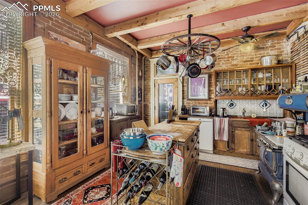 Image 10 of 50: Kitchen