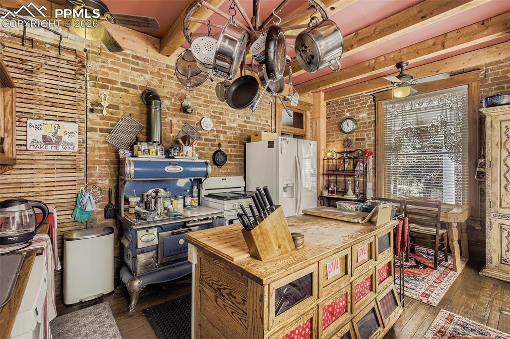 Image 11 of 50: Kitchen