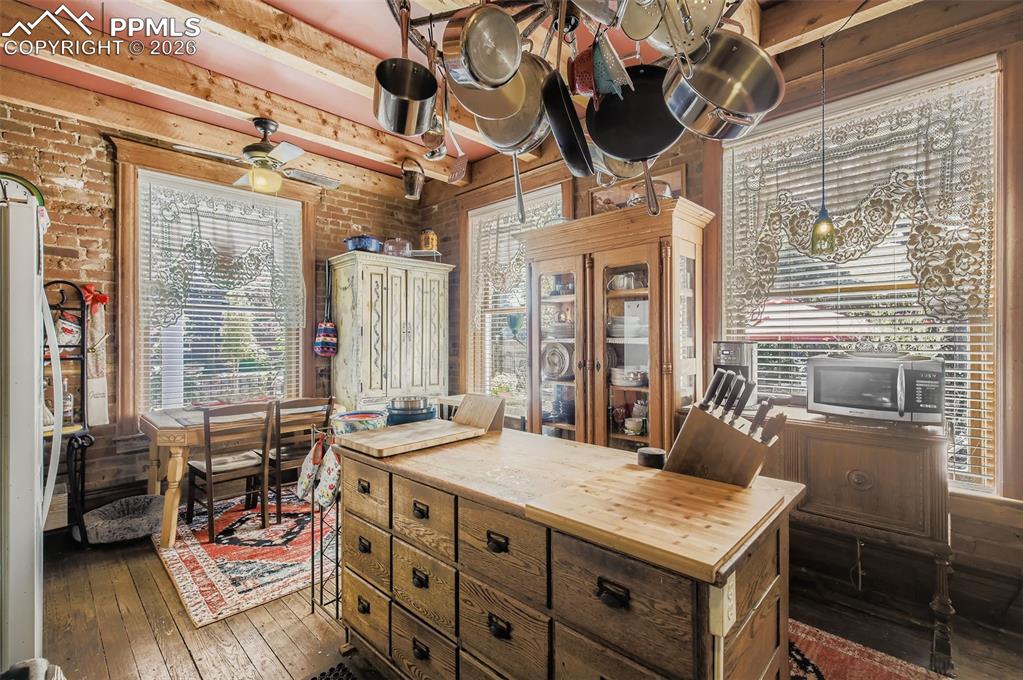 Image 12 of 50: Kitchen