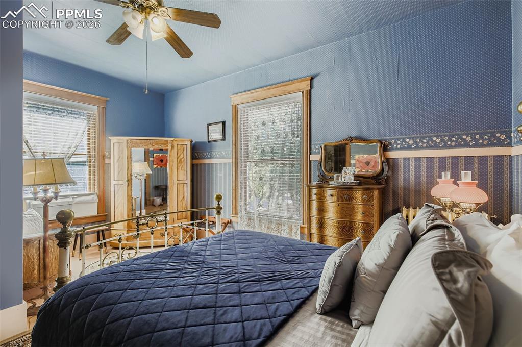 Image 14 of 50: Bedroom