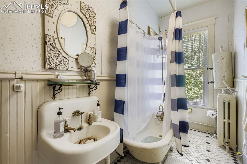 Image 15 of 50: Bathroom