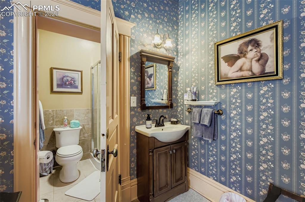 Image 16 of 50: Bathroom