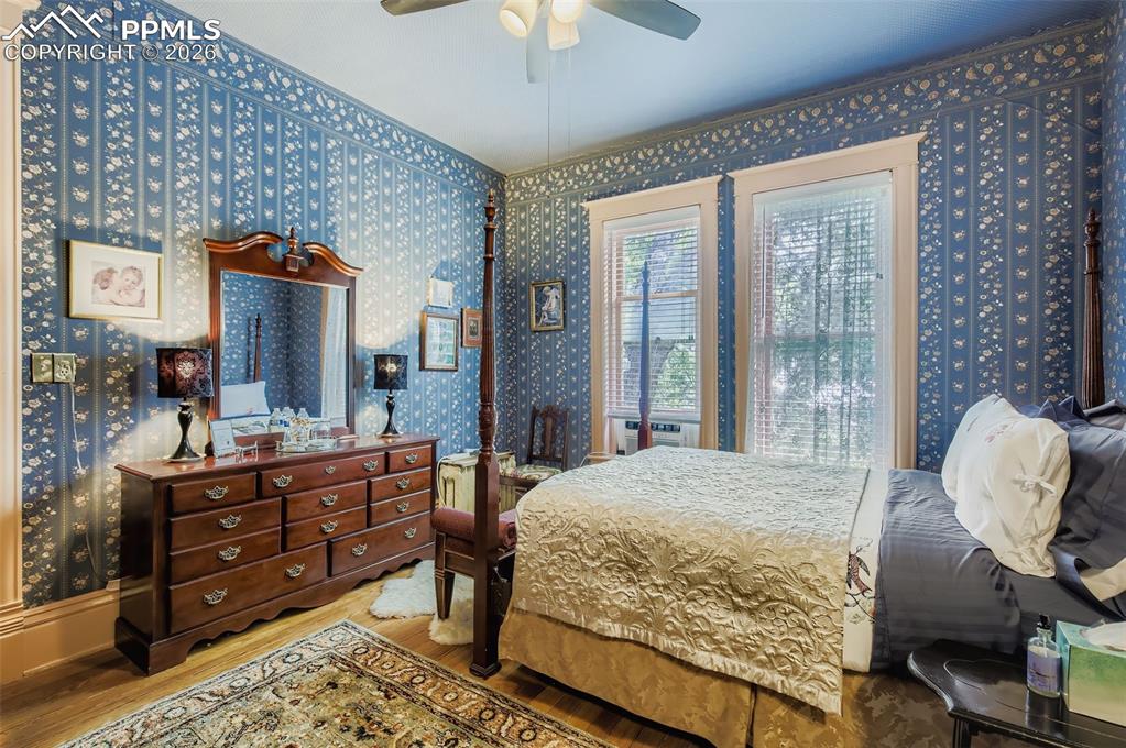 Image 17 of 50: Bedroom