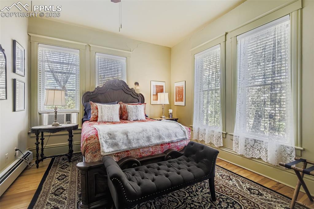 Image 19 of 50: Bedroom