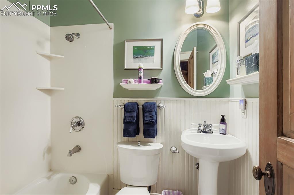 Image 20 of 50: Bathroom