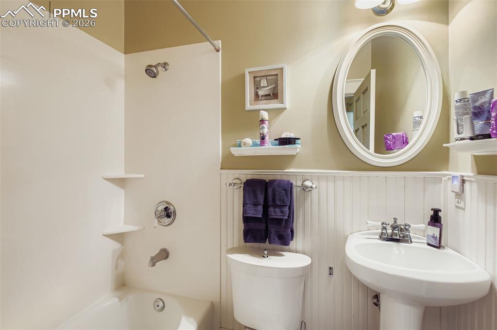 Image 22 of 50: Bathroom