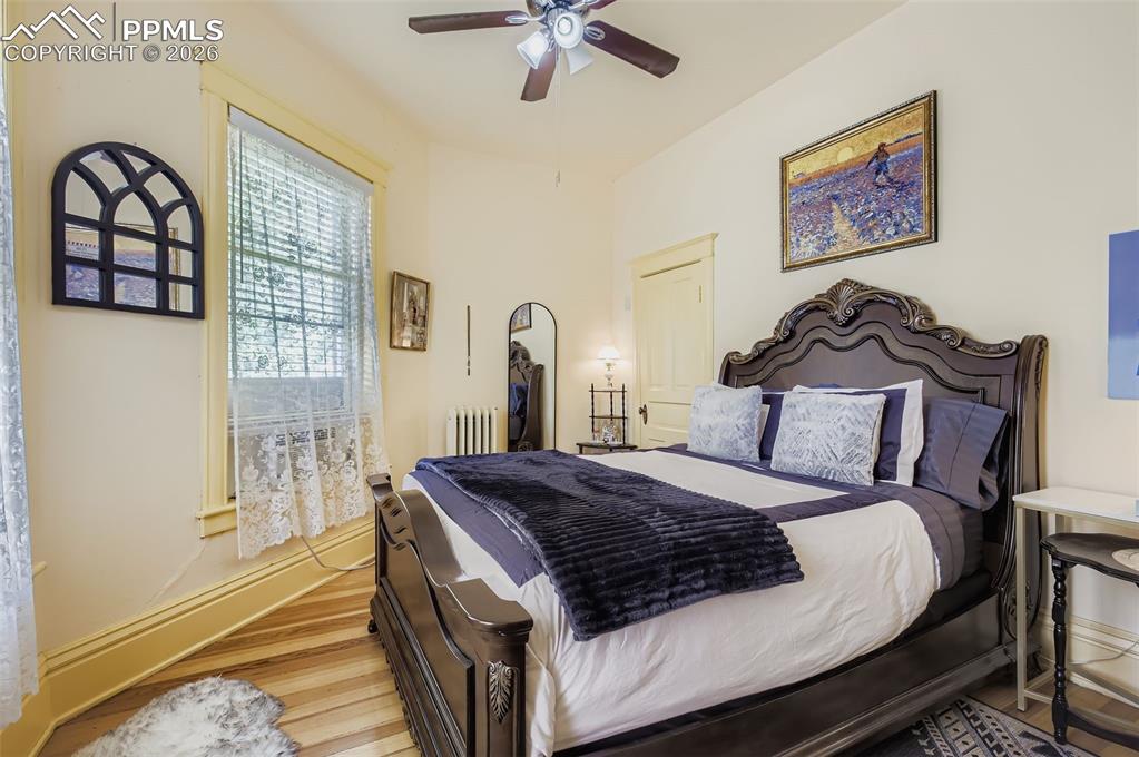 Image 23 of 50: Bedroom