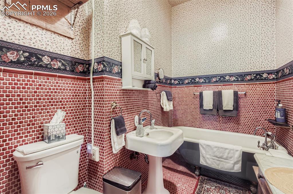 Image 26 of 50: Bathroom