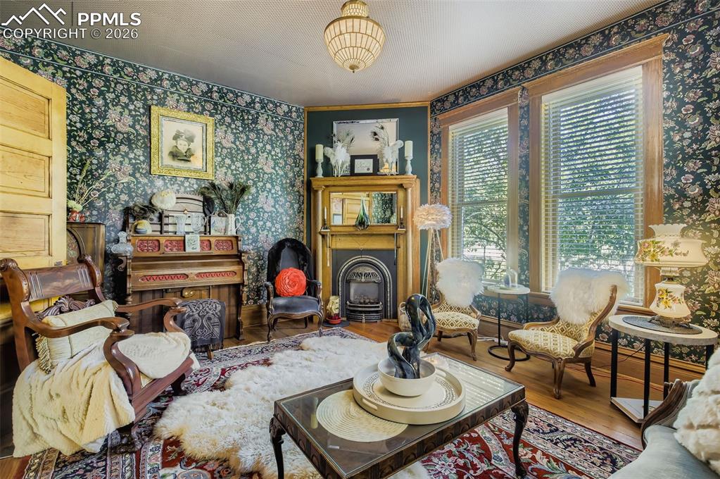 Image 28 of 50: Sitting Room