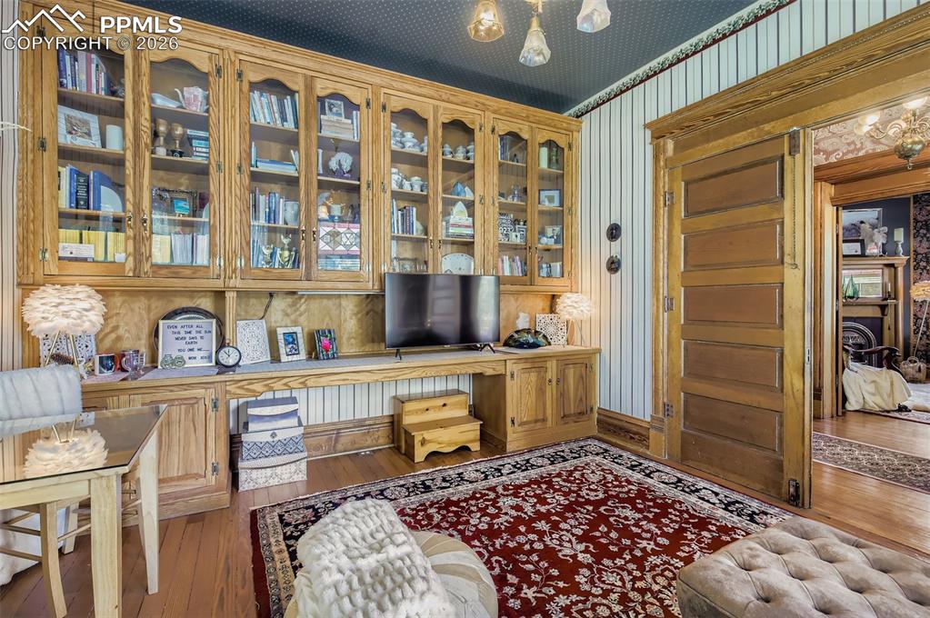 Image 31 of 50: Sitting Room