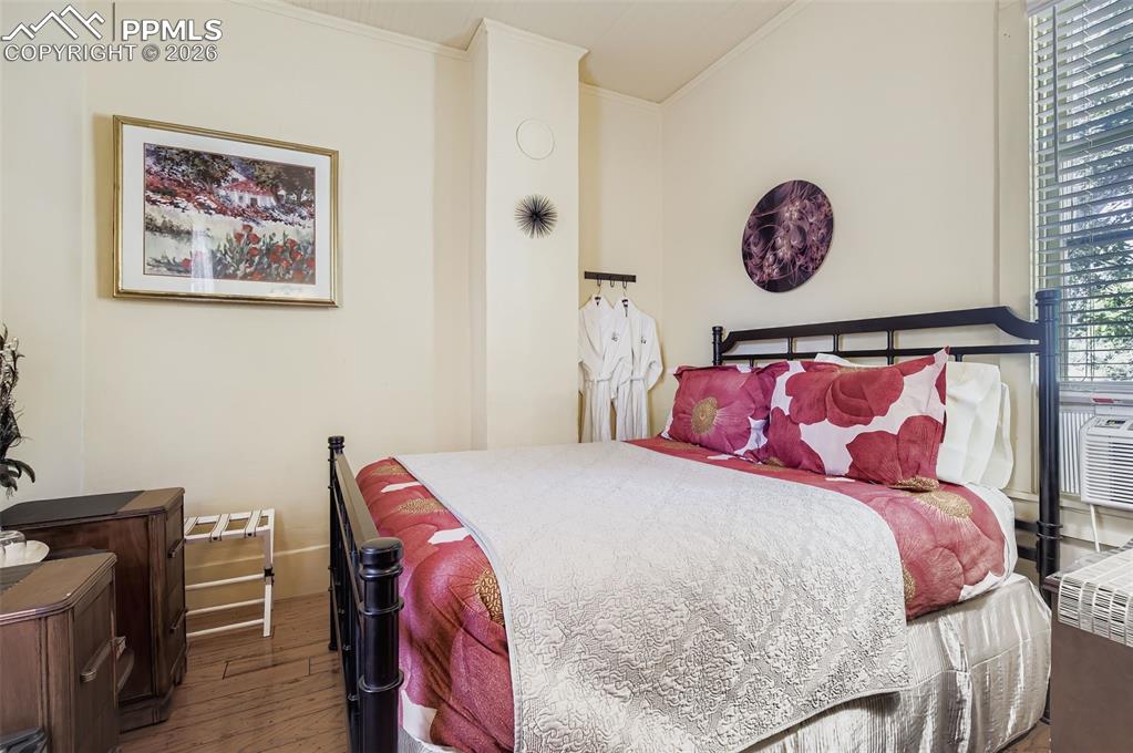 Image 34 of 50: Bedroom