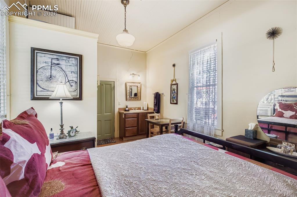 Image 35 of 50: Bedroom