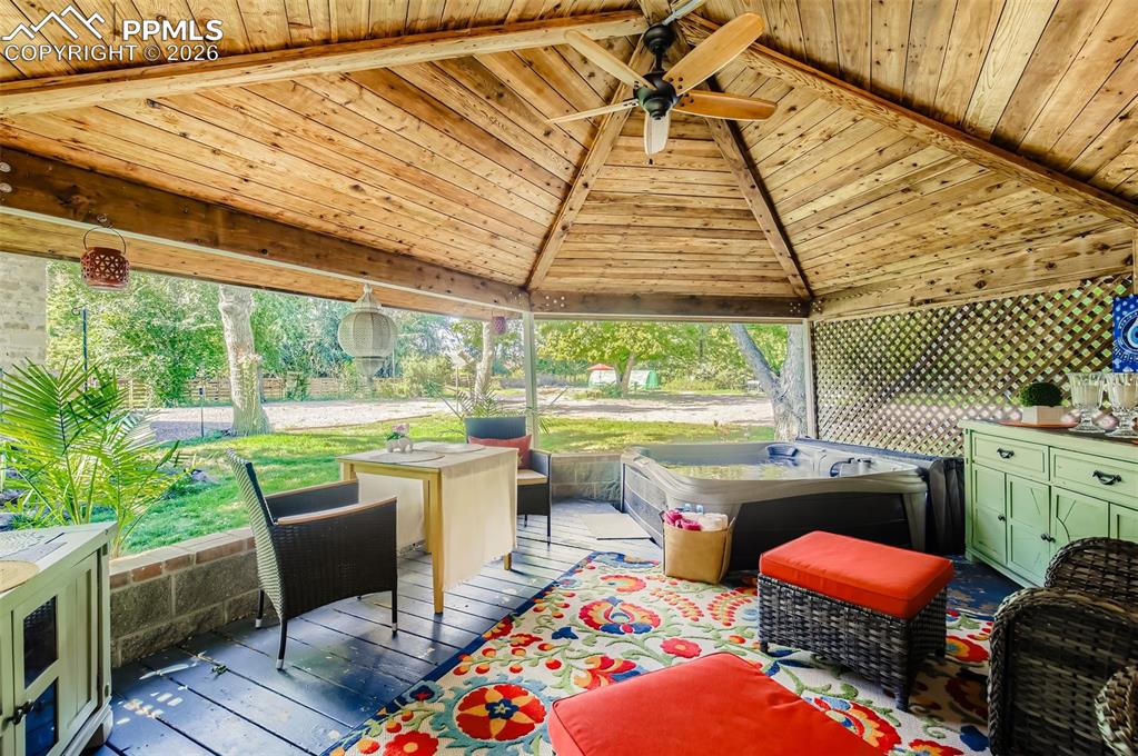 Image 38 of 50: Deck