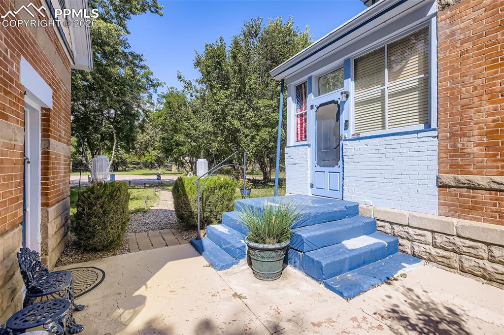 Image 43 of 50: Entry