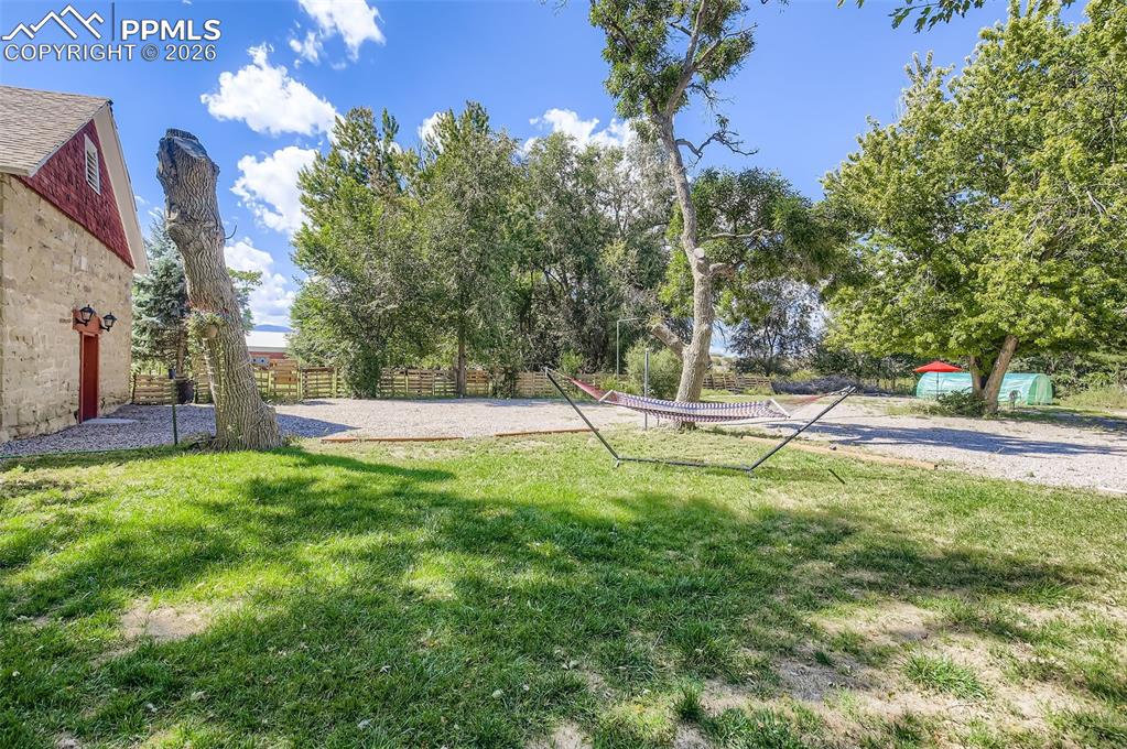 Image 46 of 50: Yard