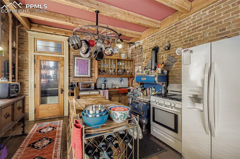 Image 9 of 50: Kitchen