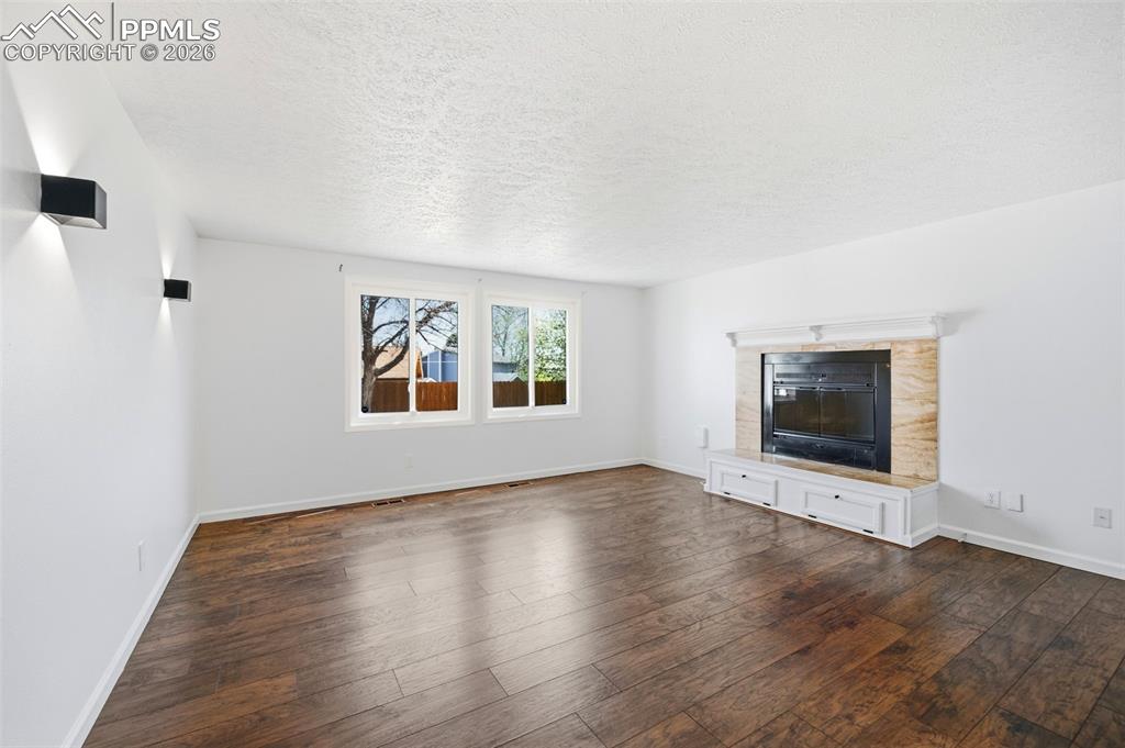 Image 12 of 27: Living Room