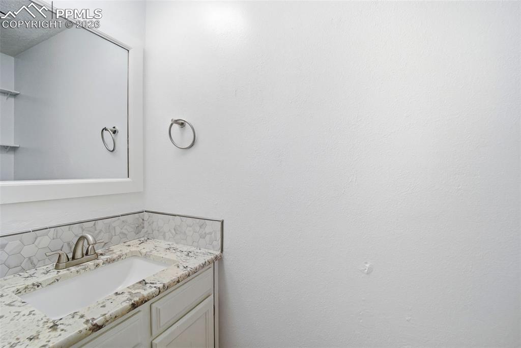 Image 14 of 27: Bathroom