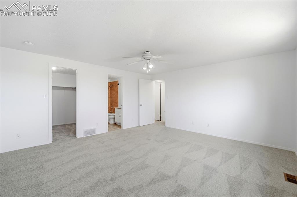 Image 17 of 27: Bedroom