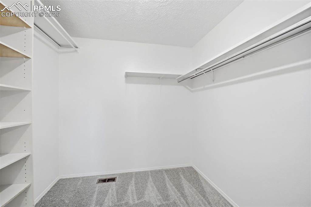 Image 18 of 27: Closet