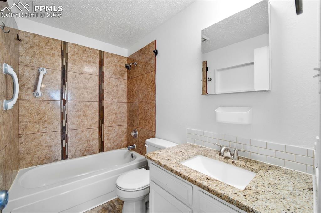 Image 19 of 27: Bathroom