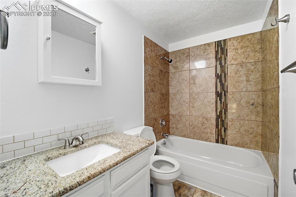 Image 22 of 27: Bathroom