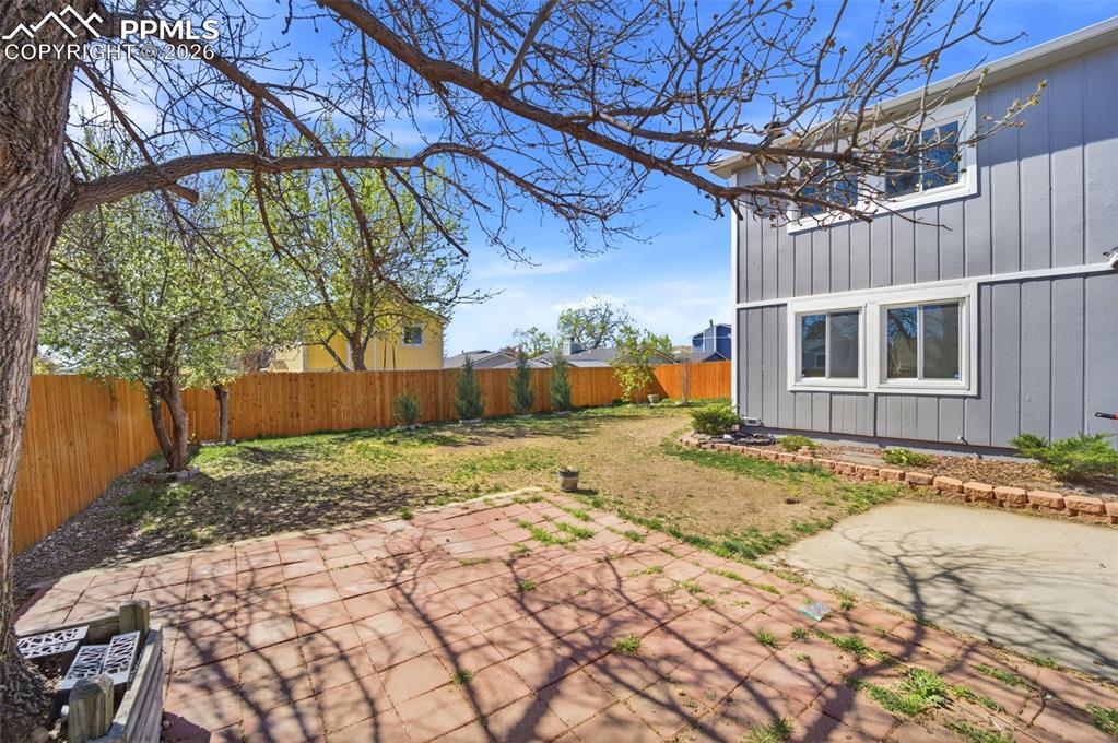 Image 24 of 27: Yard