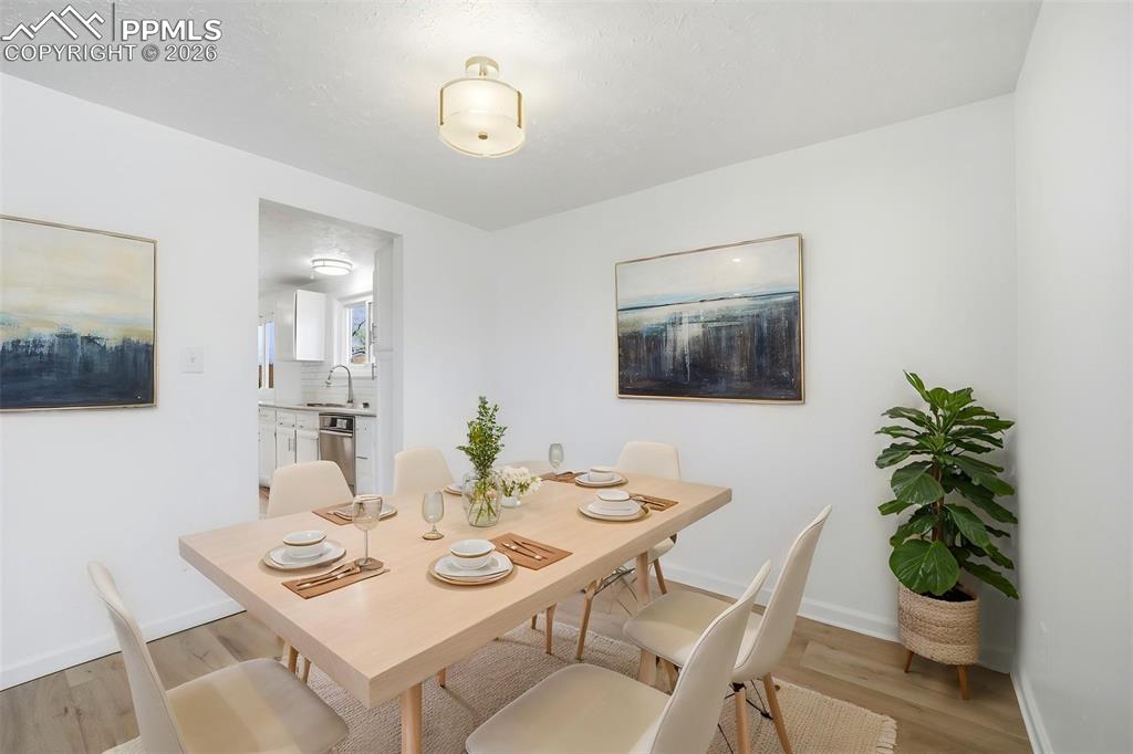 Image 5 of 27: Dining Area