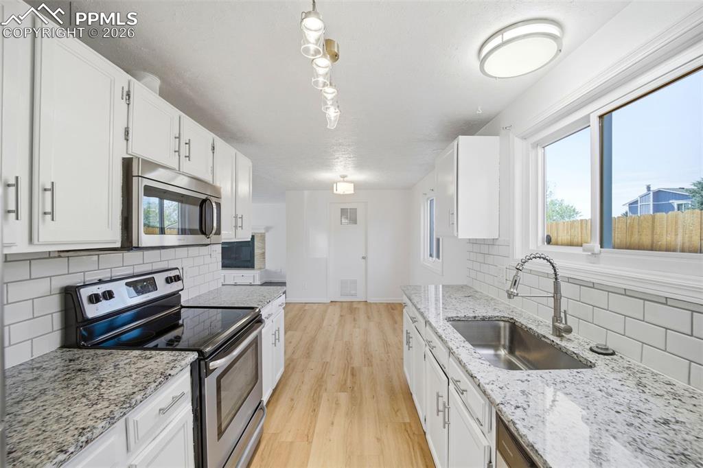 Image 7 of 27: Kitchen